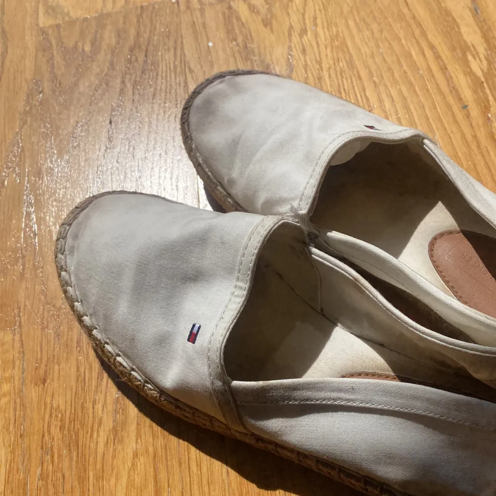 Ett par Tommy Hilfiger skor för sommaren. Använda en sommar. Stl 36. Skor.