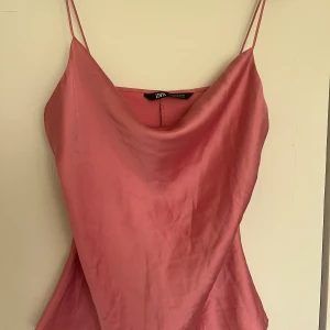 Fint linne zara - Super fint linne från zara, tyvär för stort för mig som vanligtvis har xs/s men passar utmärkt för m💓💓