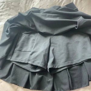 Kjol - Oanvänd, shorts under med ficka på sidan 