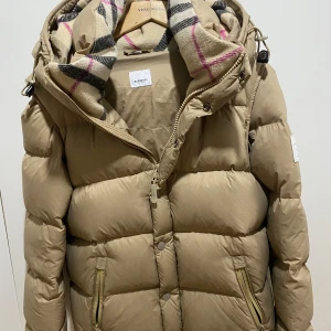 Burberry jacka/väst - En skit snygg burberry jacka/väst som är perfekt till sommaren som väst och till vintern som jacka. Skick är så gott som nytt. Det är bara att skriva vid intresse!