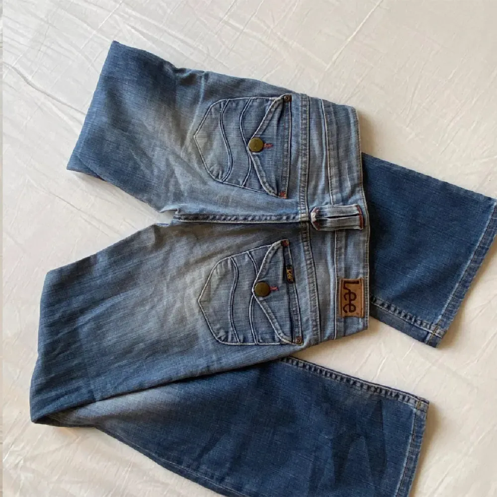 lee jeans (lågmidjade) bra skick, passar inte mig därför finns ingen bilde med de på, stlk w25 L31. Jeans & Byxor.