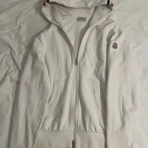 Moncler Zip Up - Säljer denna fräscha zip från Moncler. Mycket fint skick. Säljer då den börjar bli för liten. Givetvis äkta 