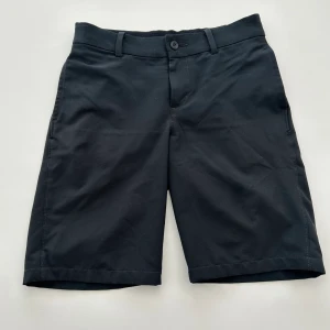 Nike golfshorts dri-fit - Snygga Nike Dri-Fit shorts, till t.ex golf eller annat.  Storlek 137-147 cm, motsvarar 10-12 år. Går att justera i midjan.