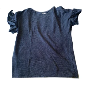 Fin topp från name it - Säljer nu denna fina, glittriga topp från name it pga att jag ej använder den längre.😇 Den är i bra skick, och jag skulle uppskatta storleken till xs.💘Nypris: 299 kr. Priset kan sänkas.🌟