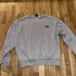 Långärmad tröja från H&M - Säljs eftersom den inte används längre. Bra skick.   Pris går att diskutera vid snabb affär.