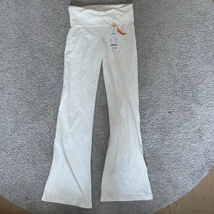 Yogapants från Gina Tricot - Vita yogapants från Young Gina🥰 Nya med prislapp kvar