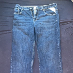 Mid waist jeans - Säljer då de aldrig kommit till användning. De är flared