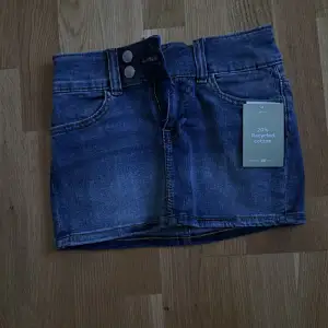 Jeans kjol från HM, helt oanvänd(lapp kvar) köpt för 249kr