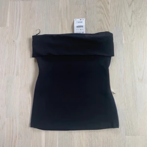 ZARA tube top - Svart tube top i storlek M Nyskick och använd en gång och har inga defekter alls! 💞 Köpt för 300kr men säljes för 150kr💞😊