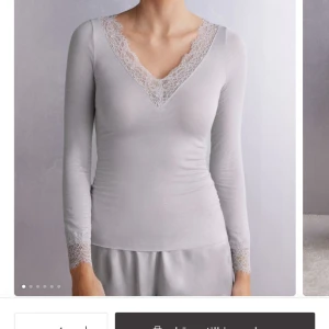 Intimissimi tröja  - Grå intimissimi tröja med spets💕 Säljer för att den inte används så mycket, liten repa men inget som man tänker på