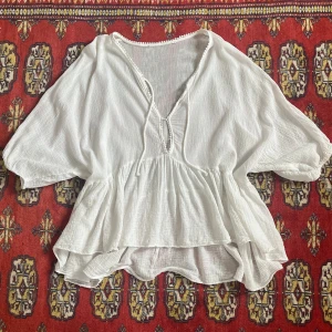 Vit blus - Jättesöt vit blus i storlek M!