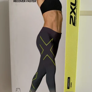 2XU träningstights  - Helt oanvända 2XU träningstights i storlek XXS. De är gråa med gröna detaljer. Köptes 600kr för ett par år sedan. Har liknande tights från 2XU och tycker att de är absolut de bästa träningstightsen. Pris kan diskuteras. Hör av dig vid frågor!💕