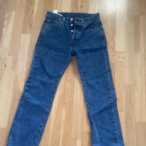 Levi’s 501 - Klassiska Levi’s  501 i mörkblått. De är i strl 28 (inches) i både midjan och längden, men har en liten fläck på knät. orginalpris 1099 kr.