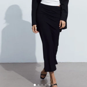 Långkjol  - Svart långkjol med slit, från hm ☀️ Bra skick, inte använd mycket.