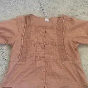 Säljer denna tröja från ginatricot i storlek 34, den är dock stor i storleken