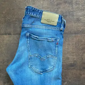 Replay jeans i modellen Waitom. Skicket är rätt bra, alla lappar är borta men där är 30/32. Hör av dig vid frågor eller funderingar!🙌