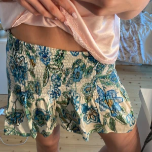 Volangkjol - Populär Volangkjol ifrån mango! Går att använda som topp också, storlek s❤️inga defekter