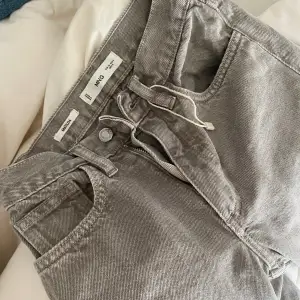 De är lätt utsvängda och är jeans grå!! Nästan aldrig använda tyvär lite för små 🥰