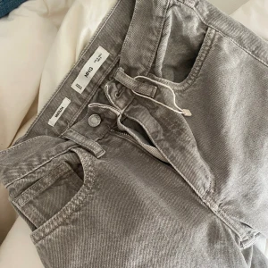 Gråa flared jeans från mango  - De är lätt utsvängda och är jeans grå!! Nästan aldrig använda tyvär lite för små 🥰