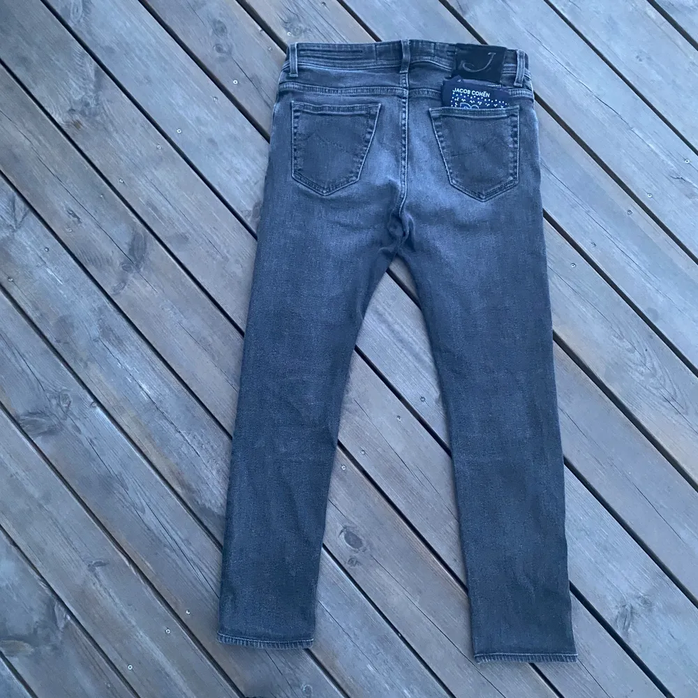 Tja! Säljer ett par Jacob Cohën jeans i modellen 688. Jeansen är i fint skick, inga defekter. Jeansen är i storlek 31 men sitter som 29. Vid frågor är de bara att höra av dig!. Jeans & Byxor.
