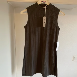 Topp slits M - Storlek M oanvänd pris 99kr