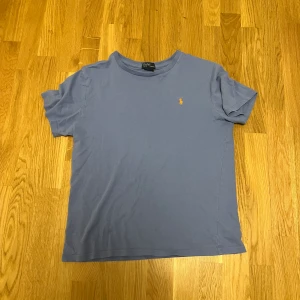 Polo t-shirt - Polo t shirt, storlek L 14-16 år, cirka XS för vuxen.