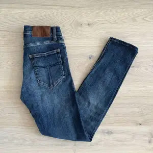 Säljer nu dessa riktigt schyssta Tiger of Sweden jeans i storlek 30/34. Jeansen är i ett bra skick utan några stora tecken på användning. Nypris 1600. Skriv för fler bilder eller om ni har funderingar.