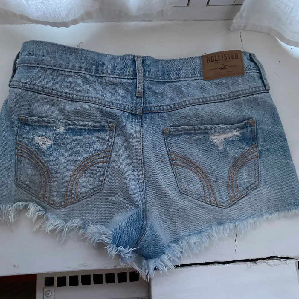 Supersnygga jeansshorts med coola detaljer! . Shorts.