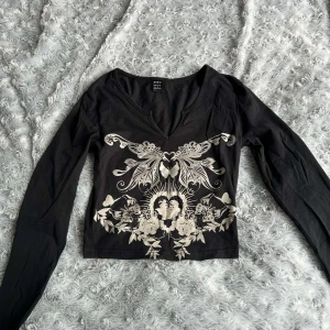Tröja - XS, från shein, svart med tryck, cropped.    Kontakta för mer information/fler bilder. Kan postas men köpare står för frakten, kan mötas upp i malmö