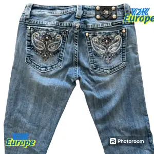 Jätte finna bootcut jeans miss me jeans💙Midja 39 cm, längd 103 cm, Inrebenslängd 80 cm, benöpning 21 cm💙Mycket bra kondition förutom litet hål på ben öppningen 💙Priset kan diskuteras💙