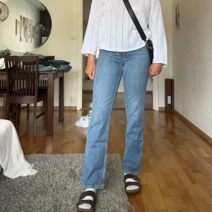 Blå ASOS jeans - Sparsamt använda. Superfina blå långa jeans.🥰 Är 178cm lång, och de sitter perfekt. Normala i storlek. Går att ha både som mig, men också lite större ifall man tycker om lösare jeans.