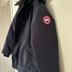 Canada Goose Jacka Herr - Jackan har används två vintrar. Den är i jätte bra skick. Jackan kommer utan päls. Jackan är mörkblå. 
