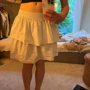 Vit volangkjol - Säljer den här kjolen eftersom att den är för stor på mig. Jag är en xs och är 159 cm, jag skulle uppskatta att den passar någon som är en S-M och som är något längre än mig 🩷Den har någon fläck men inget man tänker på 💕