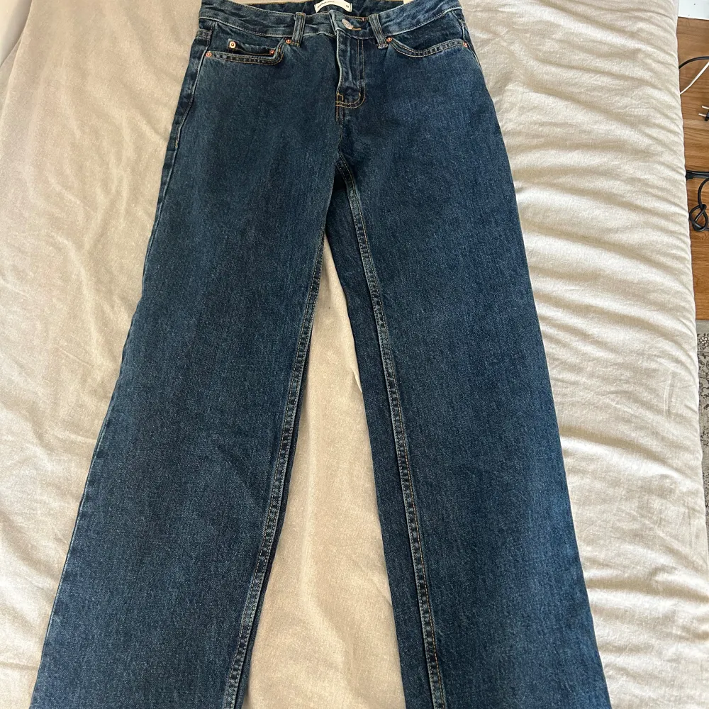 Ett par helt nya lowwaist jeans ifrån Gina tricot köpte för 499:- som säljs för halva priset då dom inte kommit till användning och är endast testade. Första bilden är detsamma som dessa jeans men en annan färg!💘. Jeans & Byxor.