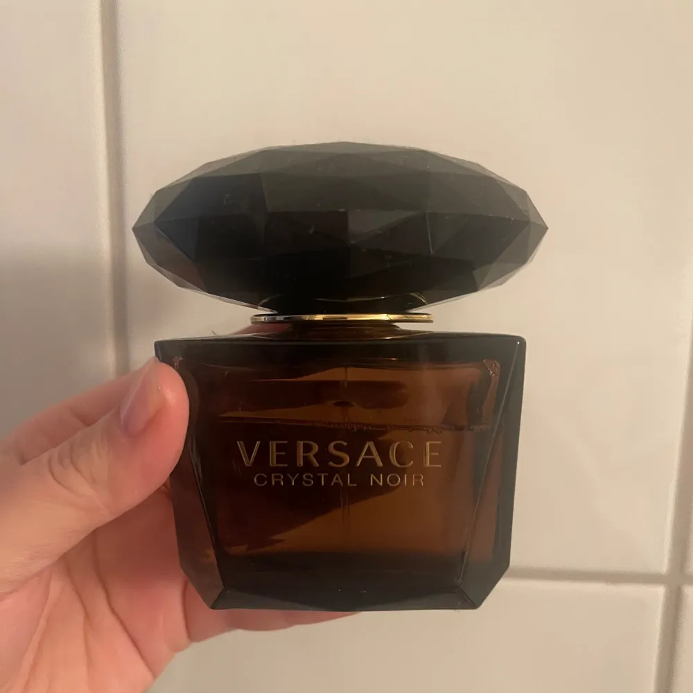 Versace Crystal Noir 90 ml Den är lite använd. Men det är mycket kvar i parfymen. Älskar denna doften och håller riktigt länge på kroppen men har fått en ny favorit doft och därför vill jag sälja den.. Parfym.