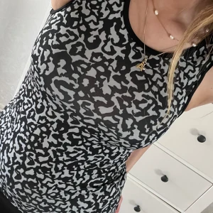 Träningslinne med leopardmönster - Hej, jag säljer en leopardmönstrad träningstopp. Träningstoppen är sparsamt använd och i bra sick😁skulle säga att toppen är i M/S storleksmässigt 