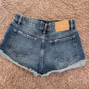 Mörkblå jeansshorts zara - Helt nya, storlek 36