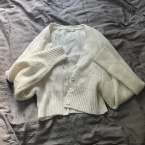 Kofta - Mysigt kofta ifrån gina tricot, köpt för något år sedan. Liten i storleken så den sitter som en S. Jättefin att ha över en klänning eller tröja. Bra att skriva vid frågor🫶
