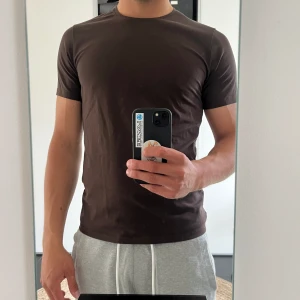 Bläck t-shirt - Storlek M. Älskar dessa tröjorna, använder dem i olika färger fast en storlek större. Säljer den då jag tycker den är för liten. Jag är 190 cm och väger 90kg. Nypris 249 kr