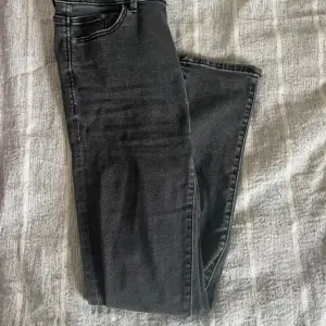 Svarta jeans i storlek 36 från stradivarius