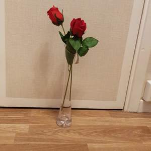 Vas med två plast rosor 35cm hög Fins skick rosorna är nya med lapp