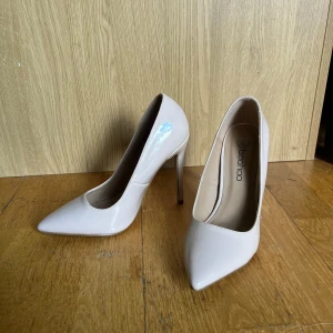 Stilett pumps - rosa st 37 - 11 cm   - Använda ca 2 gånger men aldrig utomhus, köpta från boohoo. Otroligt eleganta men tyvärr lite för stora för mig 