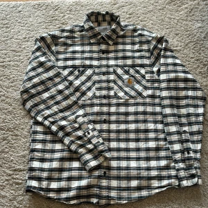Carhartt skjorta vit/ randig - Grymt snygg Carhartt skjorta. Lite skrynklig men annars som ny!