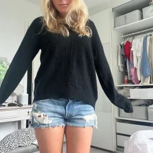 Stickad tröja  - Svart stickad V-ringad tröja från HM strl S