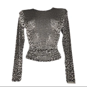 Silver leopard meshtop - Jättesnygg leopardmönstrad mesh tröja som inte kommit till användning. Är i bra skick. 