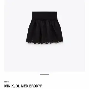 Säljer denna slutsålda populära mini kjolen ifrån zara! Den har små söta brodyrer längst ner💕 Går ej att få tag i längre !! Swipe för egna bilder🌸