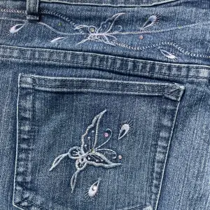 Superfina bootcut jeans med ljusrosa detaljer, fjärilar.🦋🦋