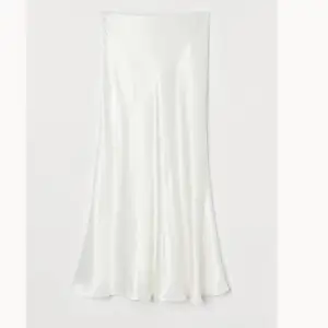 En vit figursydd satinkjol från H&M. En tråd har gått (se bild 2), men inget man ser när den är på. Superfin till sommaren! 