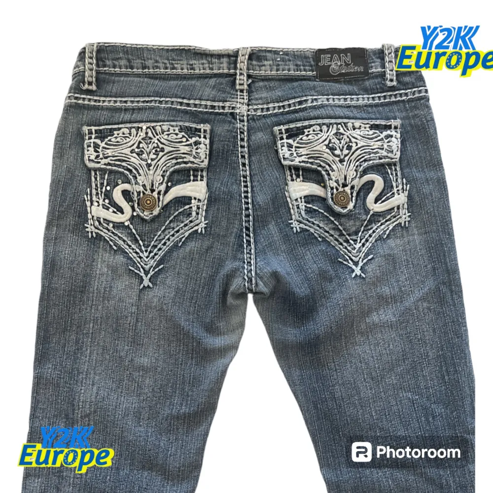 Jätte finna Lowwaist jeans som påminner mig om miss me💙Midja 40 cm, längd 100 cm, Inrebenslängd 75 cm, benöpning 16 cm💙Mycket bra kondition💙Priset kan diskuteras💙. Jeans & Byxor.