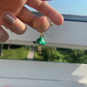 Grönt svampörhänge  - Väldigt bra skick, aldrig använt och har inga skador osv. Säljer för att de inte kommer till användning och de är inte min stil längre. Kontaka gärna först innan ni köper❤️💗